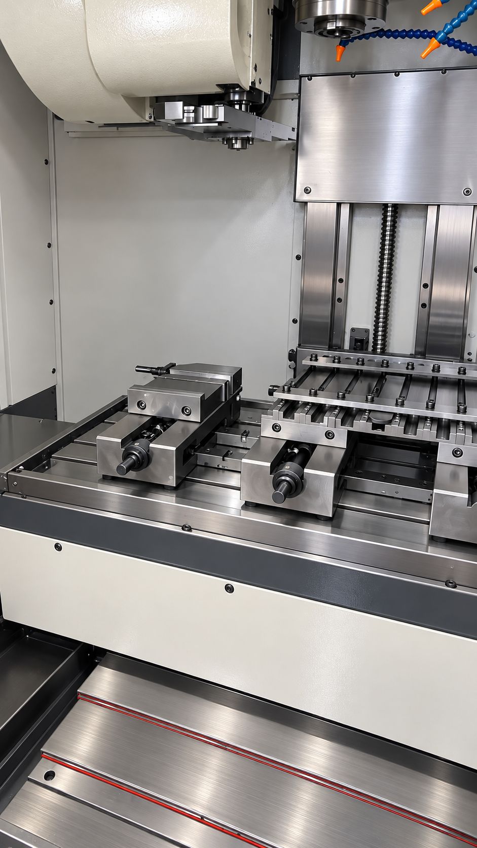 Stół roboczy frezarki CNC z imadłami