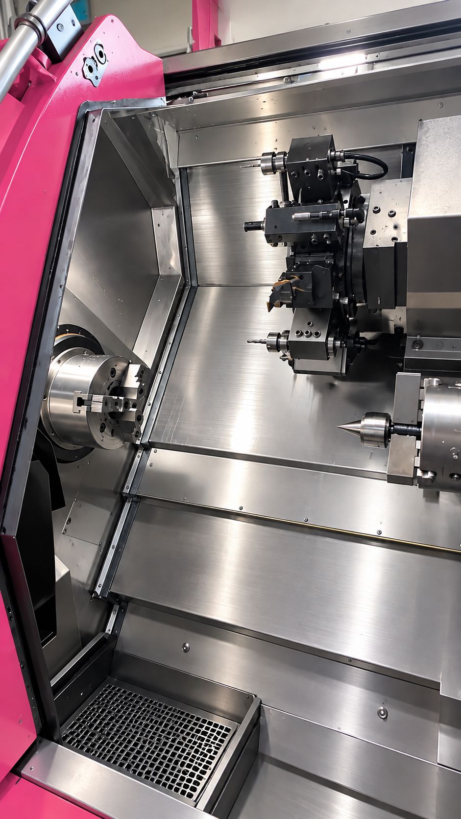 Tokarka CNC w zakładzie produkcyjnym ABART